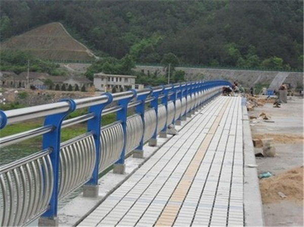 滨海不锈钢桥梁护栏的特性及其在现代建筑中的应用